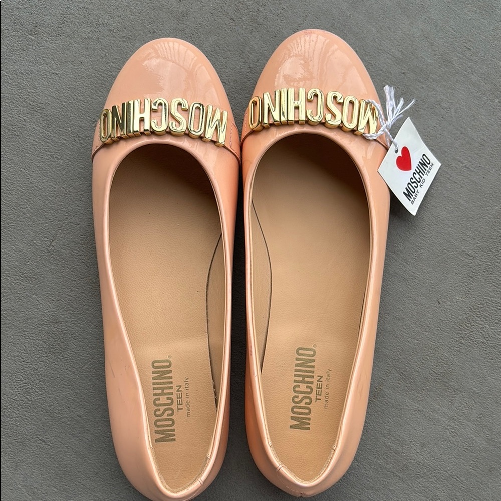 Moschino Cream and Gold Flats with Elegant Design